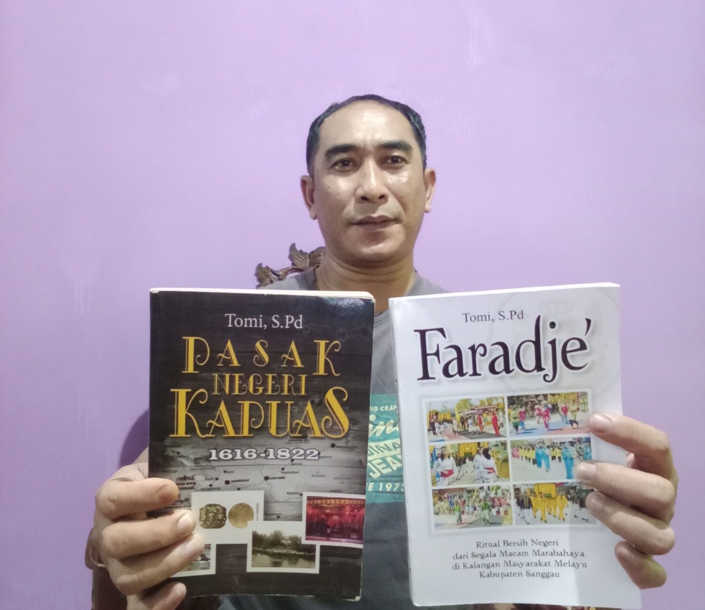 Tomi, S.Pd.,M.E., Penulis dari Kabupaten Sanggau, yang menulis buku Pasak Negeri Kapuas 1616-1822 dan Faradje’, yang diterbitkan oleh Feliz Books. Namun tidak mendapatkan kontrak penerbitan dan tidak dibayarkan Hak Royaltinya