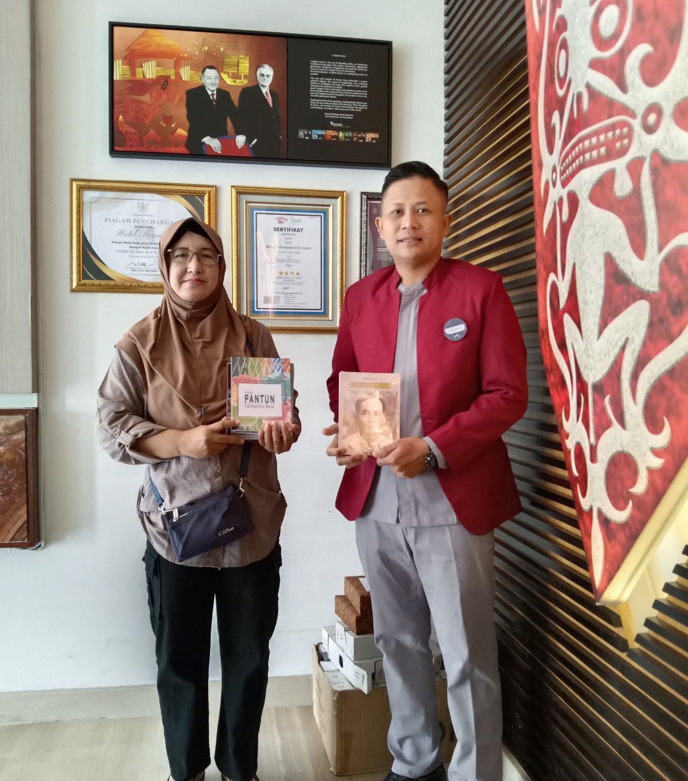 Werda Ningsih, S.Pd, Pimpinan Redaktur Media Exclusive News, sebagai Inisiator Launching Buku Haji Rais Abdoerracman di Hotel Mercure Pontianak, Senin, 12 Mei 2025